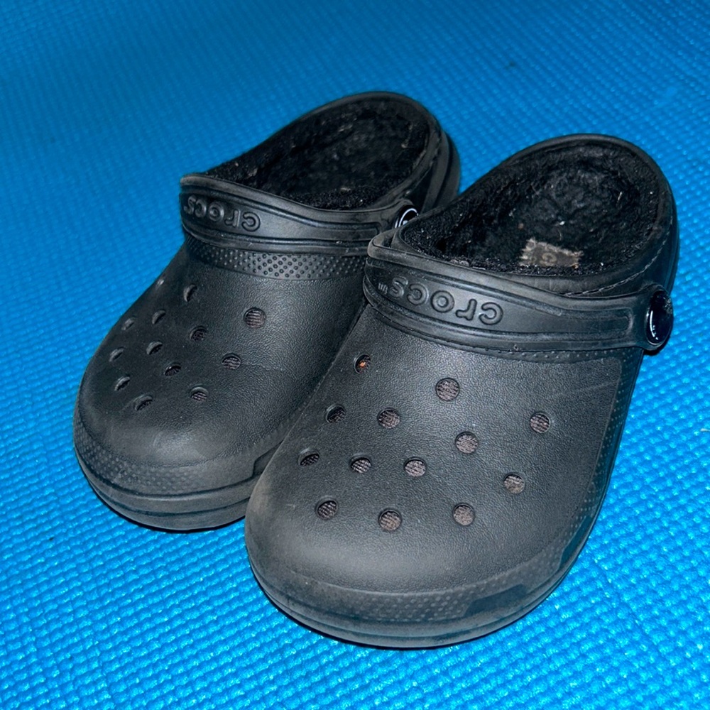 Black Fuzzy Lined Crocs - Toddler